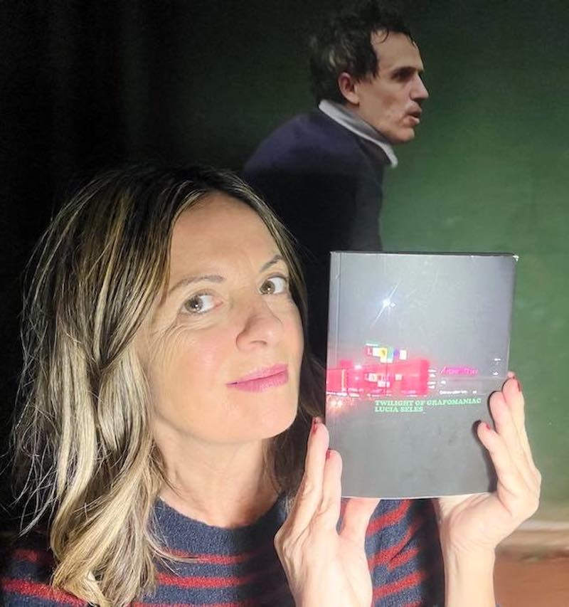 Fan Desencadenada con el libro de Lucía Seles "Twilight of grafomaniac"